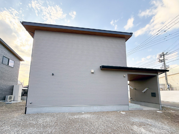 施工例27＿高い天井と大開口の窓で、開放感あふれるリビング。白で統一されたリビングにエコカラットのアクセントが目を惹きます。